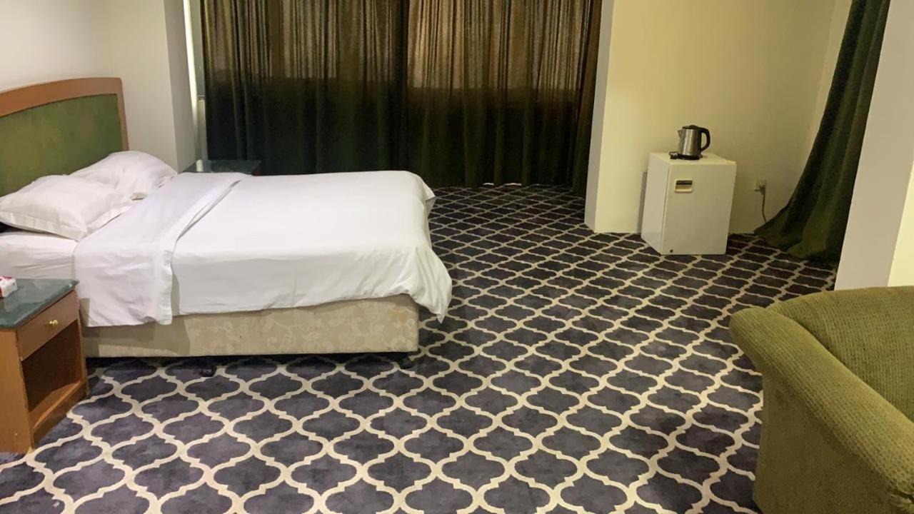 Al Aziziyah Hotel and suites Khamis Mushait Buitenkant foto